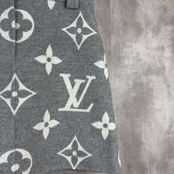 Authentic Louis Vuitton Gray and White Mini Skirt - Picture 2 of 6